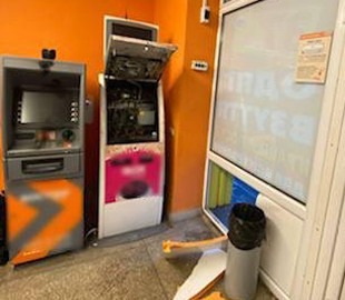 В Харькове неизвестные разбили стекло магазина и повредили терминал