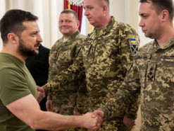 Обійми і нагороди: Зеленський зустрівся із Залужним, Будановим і Шапталою