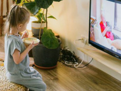 Как защитить маленького ребенка от телевизора: доктор Комаровский провел родительский ликбез