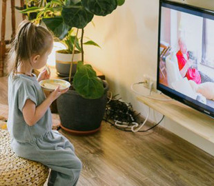 Как защитить маленького ребенка от телевизора: доктор Комаровский провел родительский ликбез