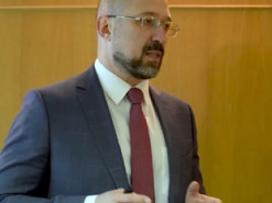 Шмыгаль: "Из "тысячи Зеленского" украинцы потратили уже более 2,5 млрд грн"