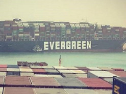 Заблокировавший Суэцкий канал контейнеровоз стал мемом в сети