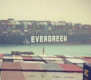 Заблокировавший Суэцкий канал контейнеровоз стал мемом в сети