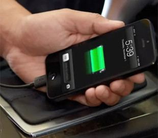 Опиниться в майстерні або на смітнику: чим загрожує зарядка телефону через "прикурювач" в авто