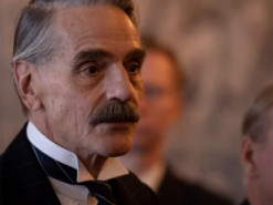 Джереми Айронс и Джордж МакКей снимутся в шпионском триллере Netflix "Мюнхен"