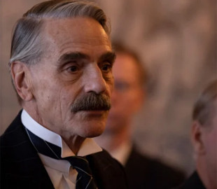 Джереми Айронс и Джордж МакКей снимутся в шпионском триллере Netflix "Мюнхен"