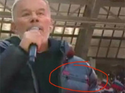 Газманов заклеїв логотип пуховика Prada, щоб заспівати про офіцерів на "шабаші" у "Лужниках"