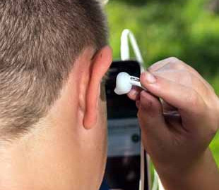 Эксперты рассказали, чем опасны беспроводные наушники-подделки