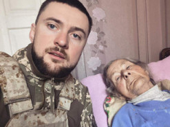 Yarmak показав фото з 91-річною бабусею: "Відсвяткуємо її другу в житті перемогу над фашистами"