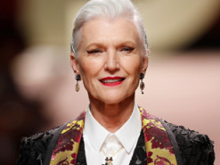 Карантинный стиль: 72-летняя мама Илона Маска позировала в экстравагантном образе со шваброй в руках