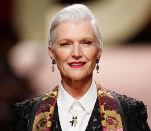 Карантинный стиль: 72-летняя мама Илона Маска позировала в экстравагантном образе со шваброй в руках