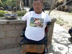 Геймер без рук и ног научился играть палочками