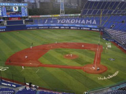 Танцующие роботы заменили болельщиков на бейсбольном матче в Японии