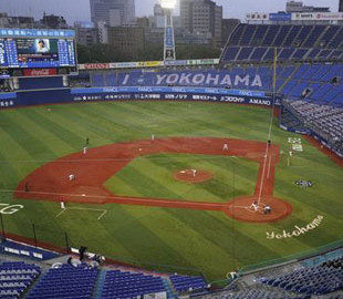 Танцующие роботы заменили болельщиков на бейсбольном матче в Японии