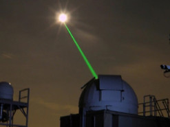 Светить лазером на Луну. Спутник Земли могут использовать, как детектор гравитационных волн