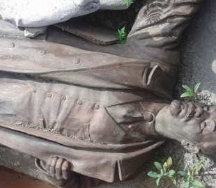 В Украине через ProZorro продают два памятника Ленина