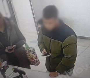 Замість «Iphone 15 Pro» та «Iphone 15 Pro Мах» шахрай надсилав покупцям муляжі телефонів