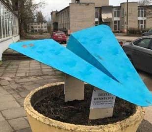 Школьники в РФ попросили у депутата деньги на компьютер и установили на них памятник Telegram