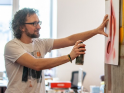 Инженеры превратили диван в пульт дистанционного управления