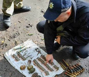 На Чернігівщині виявили російський схрон зброї та боєприпасів