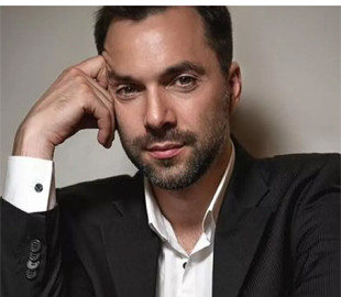 Forbes Ukraine підрахував, скільки може щомісячно заробляти Олексій Арестович