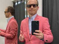 Министр советуется в Facebook, какой костюм ему покупать