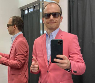 Министр советуется в Facebook, какой костюм ему покупать