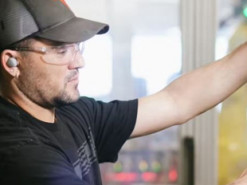 Уволенные сотрудники Tesla подали на компанию в суд из-за нарушения процедуры сокращения