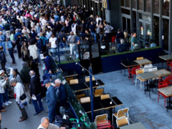 Педро Санчес закликав громадян не користуватися телефонами без крайньої необхідності