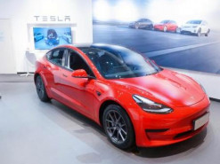 Чеченець зламав програму для управління Tesla