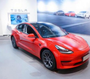 Чеченець зламав програму для управління Tesla