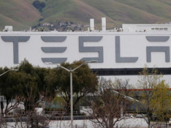 Tesla увольняет работающих по контракту на заводах в США