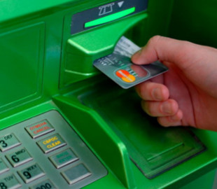 "Крадуть" гроші в українців: у банкоматах ПриватБанку помітили незвичайний збій