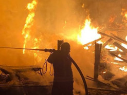 Масштабна пожежа в Києві: загорілася приватна садиба