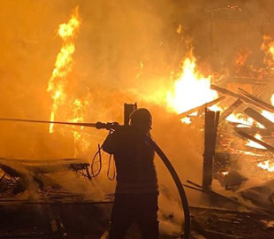 Масштабна пожежа в Києві: загорілася приватна садиба