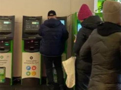 Українець побив термінал “ПриватБанку” за допомогу ЗСУ: суд визнав винним