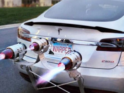 Насколько быстрее Tesla с тремя реактивными двигателями?