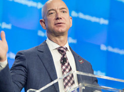 Безос пригласил полететь с ним в космос 82-летнюю летчицу