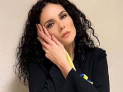 Настя Каменских в патриотическом образе исполнила гимн Украины на стадионе (фото)