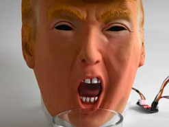 В США создали робота, который выдает таблетки после каждого поста Трампа