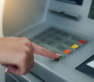 Стало известно, как мошенники в Украине воруют PIN-коды банковских карт