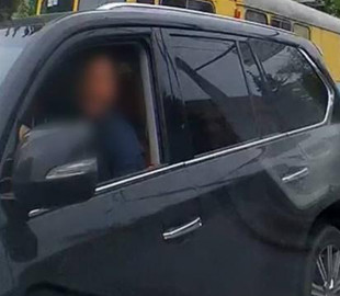 Соцсети помогли патрульным найти водителя, ехавшего по трамвайным путям в Харькове