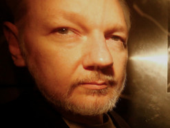 Шведская прокуратура возобновит дело против Ассанжа