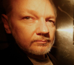 Шведская прокуратура возобновит дело против Ассанжа