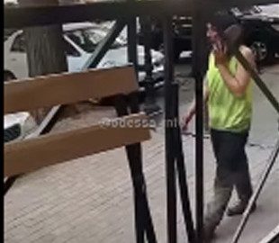 В Одессе заметили мужчину с "новейшим айфоном": курьезное видео