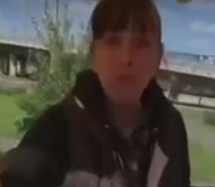 Продавец едва не переломала пальцы парню: в сеть попало видео конфликта
