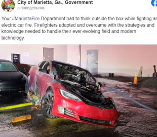 В США возле сервисного центра сгорела Tesla Model S