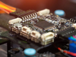 Техніка стане "дурнішою" через нові санкції США проти Росії та Китаю