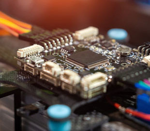 Техніка стане "дурнішою" через нові санкції США проти Росії та Китаю