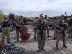 Українській військові записали пісню "Байрактар" на тлі знищеної техніки РФ